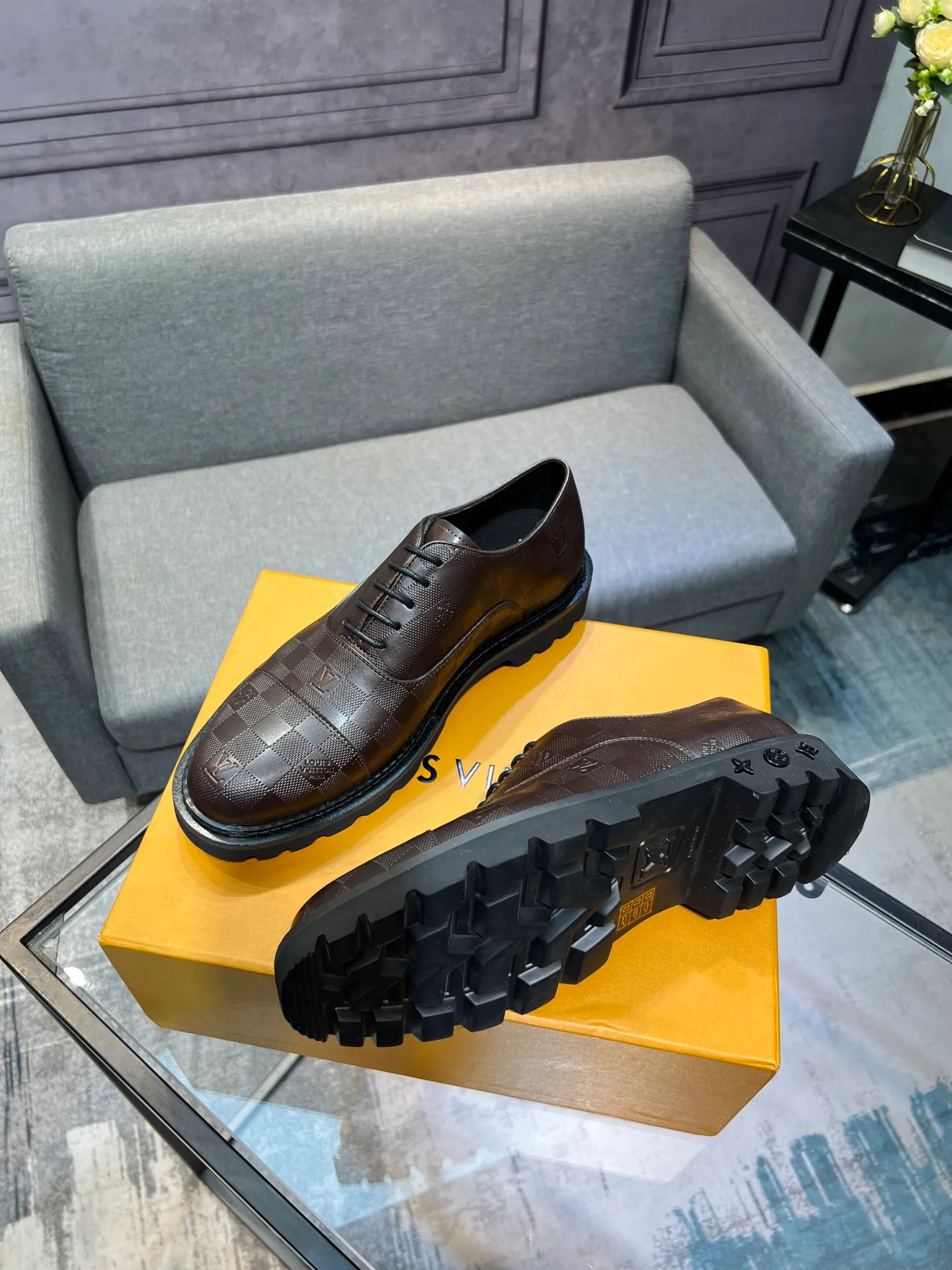 Men's shoes 💰820 [LV] - High-end quality - Upper: 🔝 tumbled cowhide, Nappa cowhide, brand logo sewn on shoe body - Lining: cowhide, foot pads; water-dyed cowhide - Outsole: TPR·rubber foam; two-color molded outsole -Super high quality control·Fine workmanship: highlighted (high-end·luxury·grade) -Size: 39-44 (38 45 can be customized)